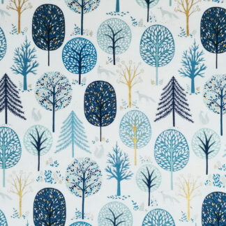 Starlit Hollow est un tissu imprimé de Noël de Dashwood studio, un vrai paysage hivernal, des arbres aux couleurs froides, décor délicat et raffiné, ponctué d'or métallisé, de gris, de blanc de bleus