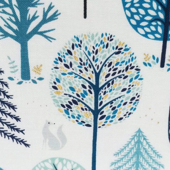 Starlit Hollow est un tissu imprimé de Noël de Dashwood studio, un vrai paysage hivernal, des arbres aux couleurs froides, décor délicat et raffiné, ponctué d'or métallisé, de gris, de blanc de bleus