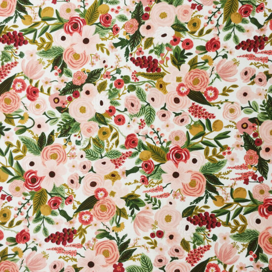 Tissu coton imprimé Rifle Paper Coo fleurs rose thé nude vert mousse écru, tendance et idéal pour accessoires et décoration