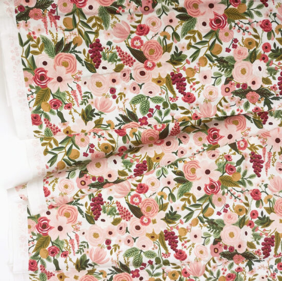 Tissu coton imprimé Rifle Paper Coo fleurs rose thé nude vert mousse écru, tendance et idéal pour accessoires et décoration