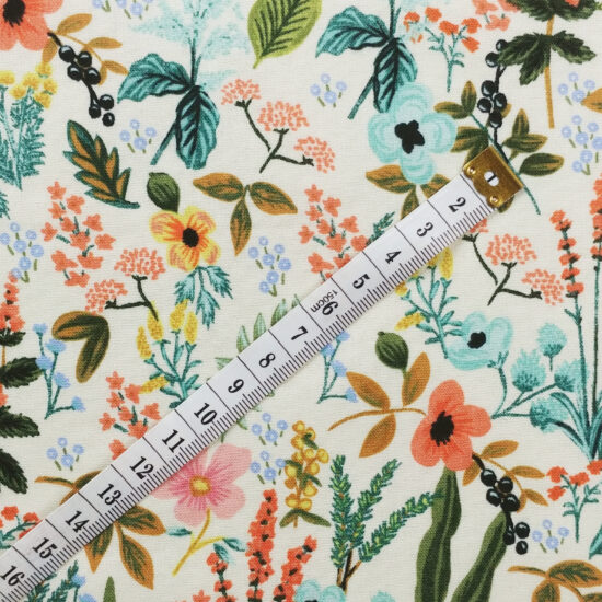 couleurs pastels pour ce tissu coton imprimé Rifle Paper Co Amalfi fleurs champêtres de printemps, tendance et idéal pour accessoires et décoration