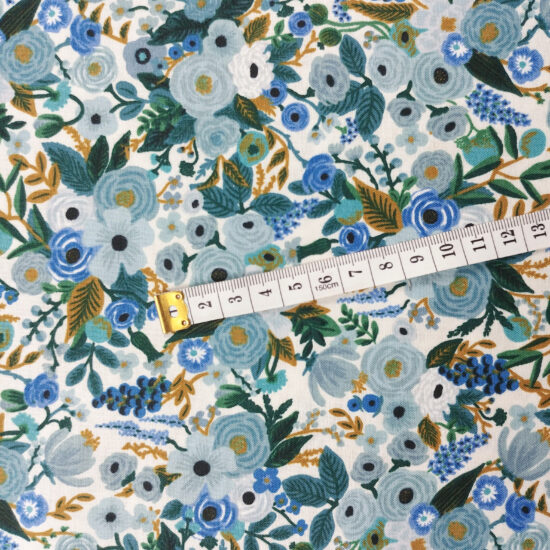 Tissu coton imprimé Rifle Paper Coo fleurs bleu écru cobalt, tendance et idéal pour accessoires et décoration