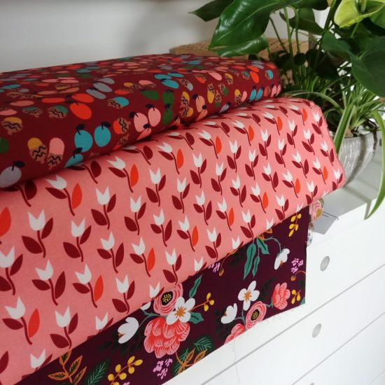 tissu coton oeko-tex imprimé coloré brun rouge pommes et glands et feuilles multicolores chez Dashwood studio