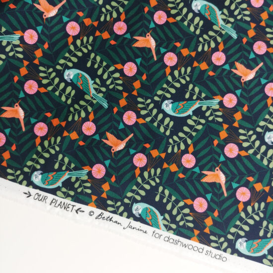tissu our planet Dashwood Studio, imprimé coton Oeko Tex perroquets parfait pour les loisirs créatifs imprimé