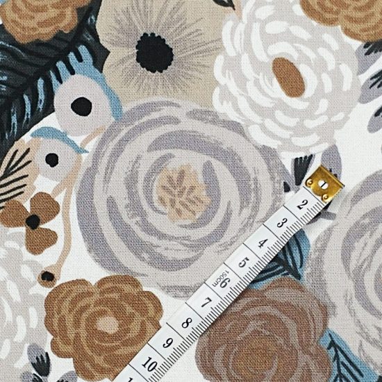 Tissu canvas lin coton englih garden imprimé Rifle Paper Co fleurs taupe, beige, gris bleu, écru marron glacé