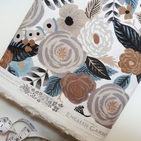 Tissu canvas lin coton englih garden imprimé Rifle Paper Co fleurs taupe, beige, gris bleu, écru marron glacé