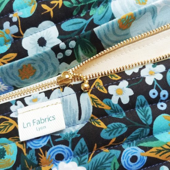 Trousse vanity matelassée atelier Sliva réalisée en tissu imprimé fleurs Rifle Paper Co Garden Party Fleurs bleu vert noir