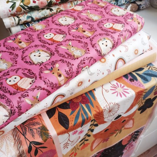 Wild tissu Dashwood coton imprimé avec des portraits d'animaux de la forêt, biche, lapin, chouette idéal pour la couture créative, accessoires et déco enfant