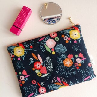 accessoire indispensable pour ranger les essentiels trousse pochette molletonnée tissu Dashwood Studio imprimé flock fleurs multicolores