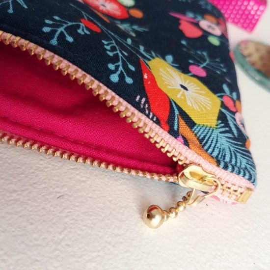 accessoire indispensable pour ranger les essentiels trousse pochette molletonnée tissu Dashwood Studio imprimé flock fleurs multicolores