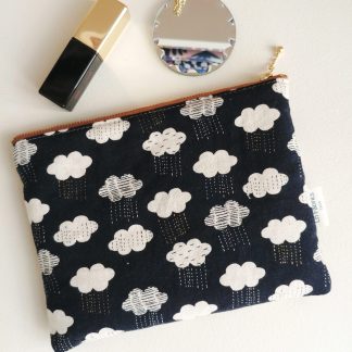 accessoire indispensable pour ranger les essentiels trousse pochette molletonnée tissu lin coton Dashwood Studio midnight garden imprimé nuages