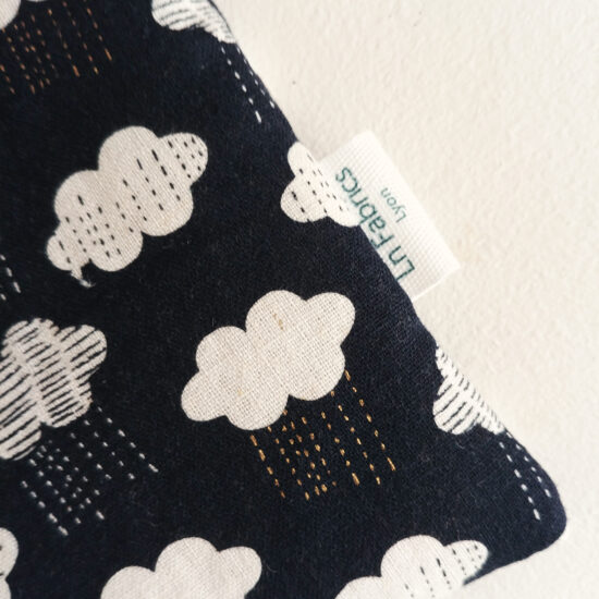accessoire indispensable pour ranger les essentiels trousse pochette molletonnée tissu lin coton Dashwood Studio midnight garden imprimé nuages