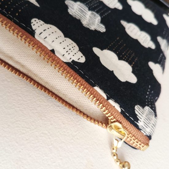 accessoire indispensable pour ranger les essentiels trousse pochette molletonnée tissu lin coton Dashwood Studio midnight garden imprimé nuages