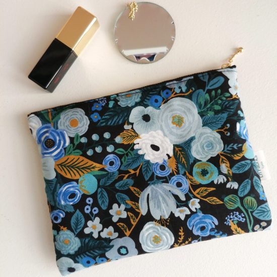 accessoire indispensable pour ranger les essentiels trousse pochette molletonnée tissu imprimé rifle paper co fleurs bleu vert noir