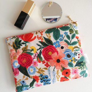 accessoire indispensable pour ranger les essentiels trousse molletonnée tissu imprimé rifle paper co fleurs multicolores