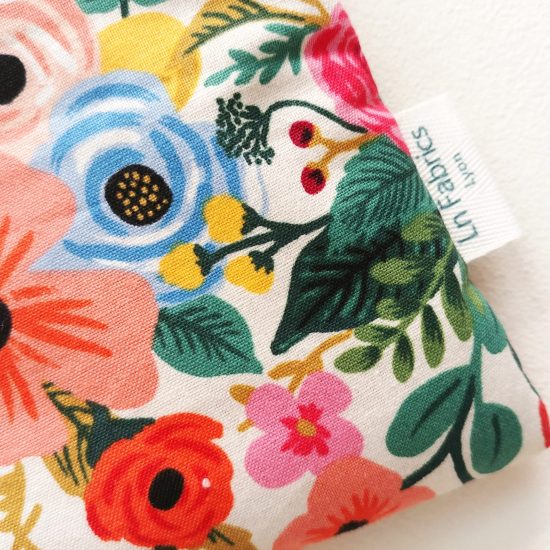 accessoire indispensable pour ranger les essentiels trousse molletonnée tissu imprimé rifle paper co fleurs multicolores