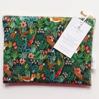 accessoire indispensable pour ranger les essentiels trousse molletonnée tissu imprimé rifle paper co jungle