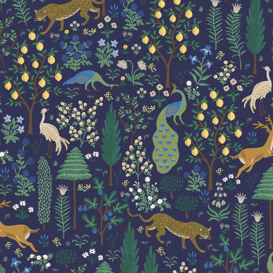 tissu imprimé rifle paper co animaux sauvages panthère, paon dans une forêt abondante et luxuriante, coton idéal pour la couture créative