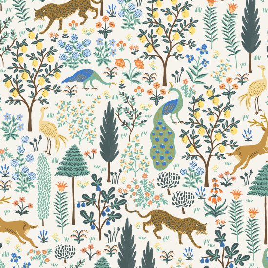 tissu imprimé rifle paper co animaux sauvages panthère, paon dans une forêt abondante et luxuriante, coton idéal pour la couture créative