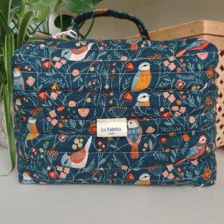 Trousse vanity matelassée modèle atelier Sliva réalisée en tissu imprimé oiseaux Aviary Dashwood Studio