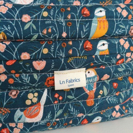 Trousse vanity matelassée modèle atelier Sliva réalisée en tissu imprimé oiseaux Aviary Dashwood Studio