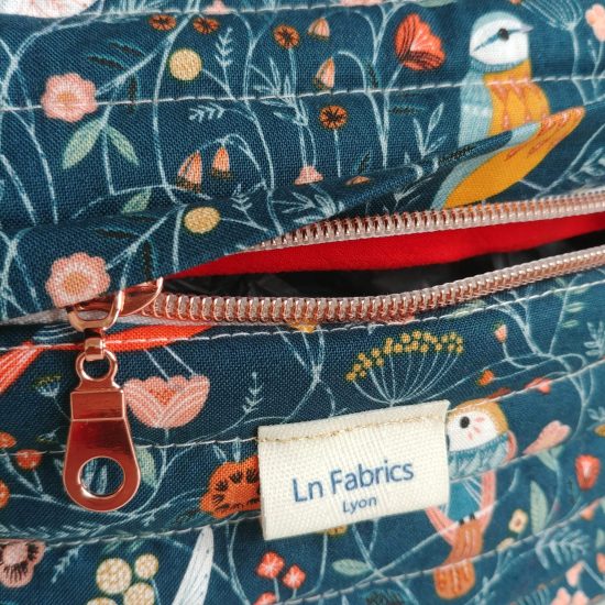 Trousse vanity matelassée modèle atelier Sliva réalisée en tissu imprimé oiseaux Aviary Dashwood Studio