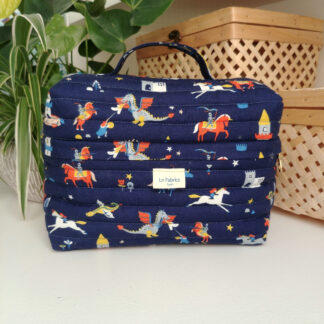Trousse vanity matelassée modèle atelier Sliva réalisée en tissu imprimé chevaliers dragons et châteaux fortsDashwood Studio