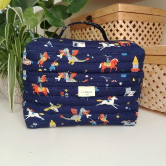 Trousse vanity matelassée modèle atelier Sliva réalisée en tissu imprimé chevaliers dragons et châteaux fortsDashwood Studio