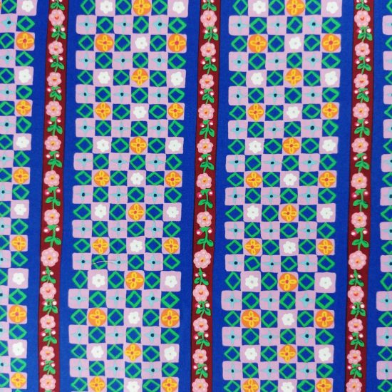 tissu mizi imprimé mosaiques Nathalie Lété pour Free Spirit,motifs géométriques petits carrés bleu mauve jaune animés par une guirlande de fleurs