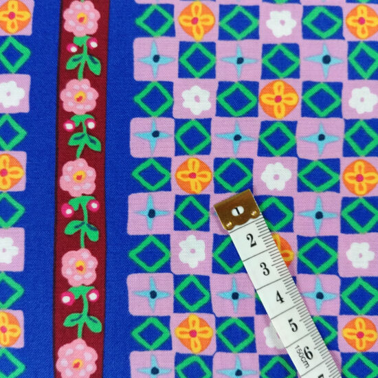 tissu mizi imprimé mosaiques Nathalie Lété pour Free Spirit,motifs géométriques petits carrés bleu mauve jaune animés par une guirlande de fleurs