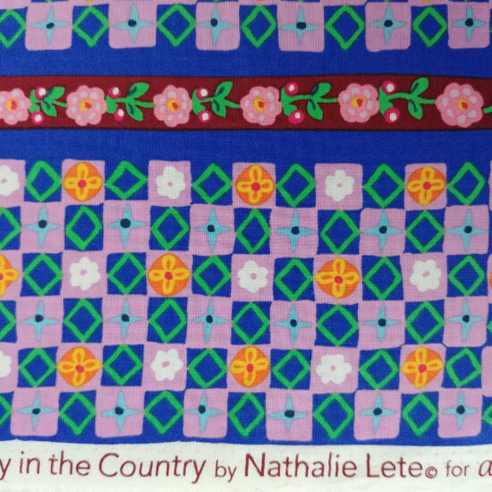 tissu mizi imprimé mosaiques Nathalie Lété pour Free Spirit,motifs géométriques petits carrés bleu mauve jaune animés par une guirlande de fleurs