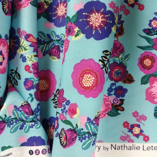 tissu coton imprimé fleurs Nathalie Lété chez Free Spirit, fond turqoise couronnes de fleurs rose violet