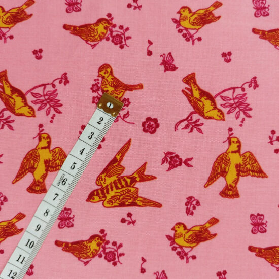 birds and love tissu coton imprimé oiseaux Nathalie Lété pour Free Spirit, fond rose blush oiseaux or