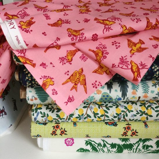 birds and love tissu coton imprimé oiseaux Nathalie Lété pour Free Spirit, fond rose blush oiseaux or