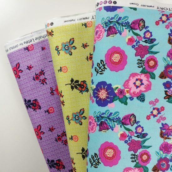 tissu coton imprimé fleurs Nathalie Lété chez Free Spirit, fond turqoise couronnes de fleurs rose violet