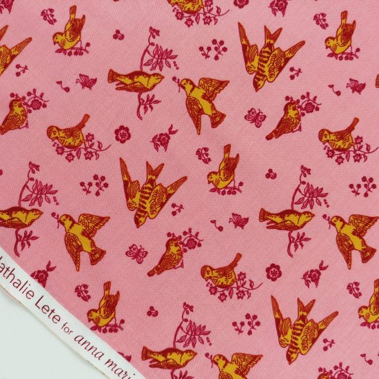 birds and love tissu coton imprimé oiseaux Nathalie Lété pour Free Spirit, fond rose blush oiseaux or