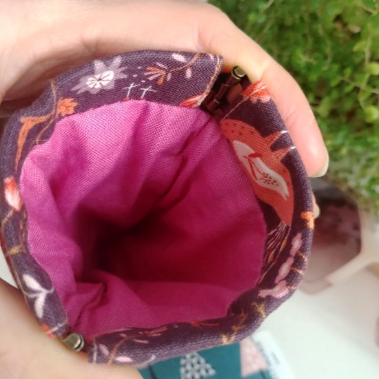 Etui à lunettes clic clac molletonné en tissu imprimé Dashwood Studio Elinor fleurs paons sur fond aubergine