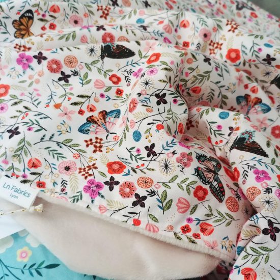 cadeau de naissance idéal couverture chaude bébé tissu imprimé dashwood studio aviary papillons et tissu doudou minky