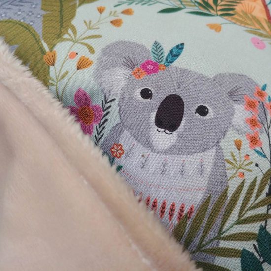 Association douillette et joyeuse pour cette couverture bébé épaisse et chaude tissu polaire koala