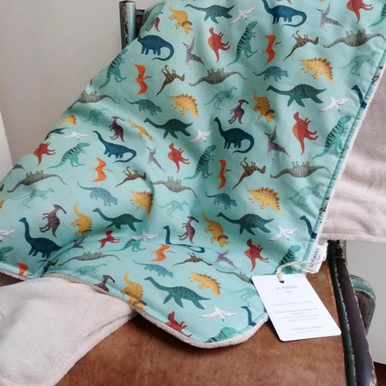 couverture chaude enfant tissu imprimé dinosaures dashwood studio roar et tissu polaire doudou minky