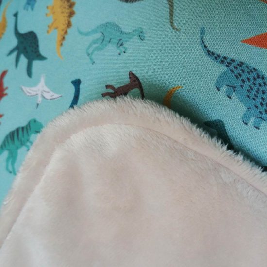 plaid bébé chaud douillet confortable tissu dinosaures dashwood studio et tissu polaire doudou minky