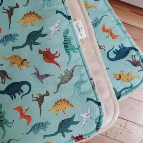 couverture chaude enfant tissu imprimé dinosaures dashwood studio roar et tissu polaire doudou minky