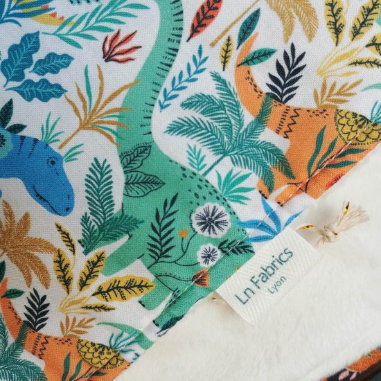 couverture chaude bébé polaire fabrication france tissu imprimé dinosaures bleu vert orange dashwood studio roar et tissu doudou minky