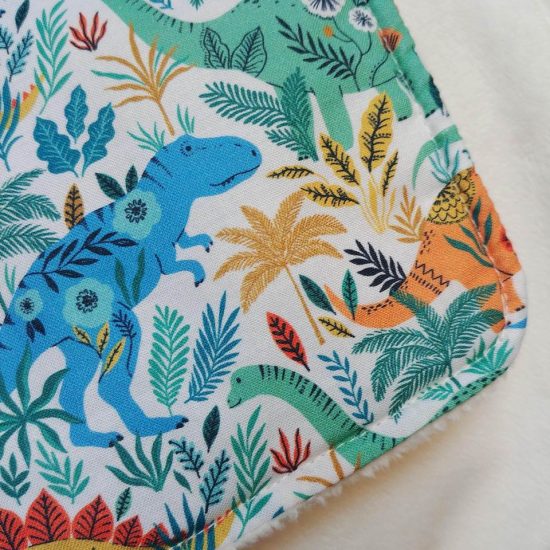 finition qualitative couverture enfant chaude polaire imprimé roar dinosaures dashwood studio et tissu doudou minky