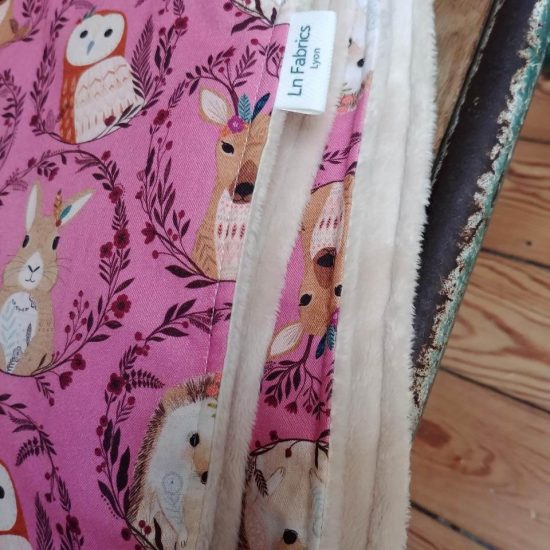 Couverture bébé chaude épaisse tissu imprimé rose girly animaux dashwood studio et matière doudou