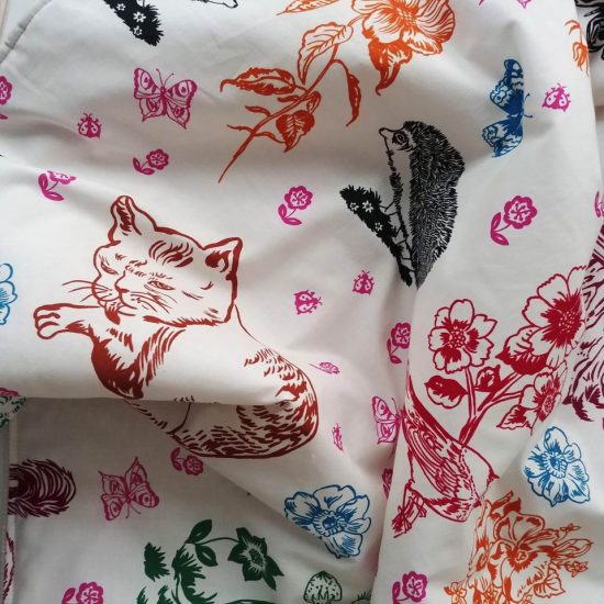 tissu imprimé coloré les animaux de la forêt Nathalie Léte chat, écureuil, fleurs, lapin, couverture chaude bébé