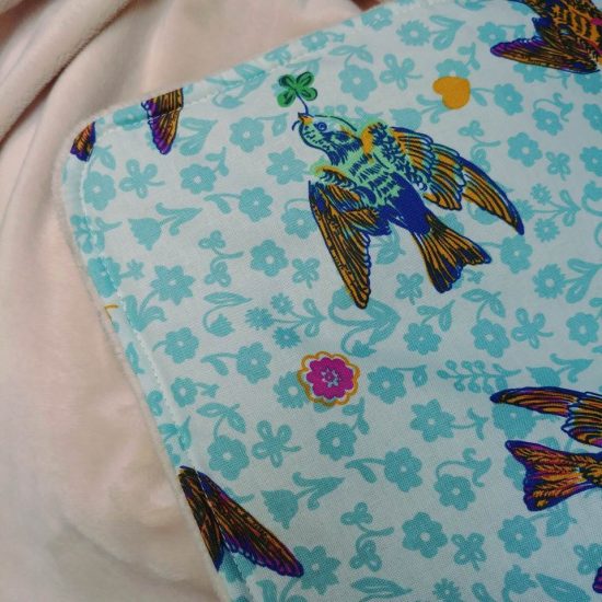Couverture bébé chaude polaire douillette tissu imprimé oiseaux bleus Nathalie Lété et tissu polaire chaud