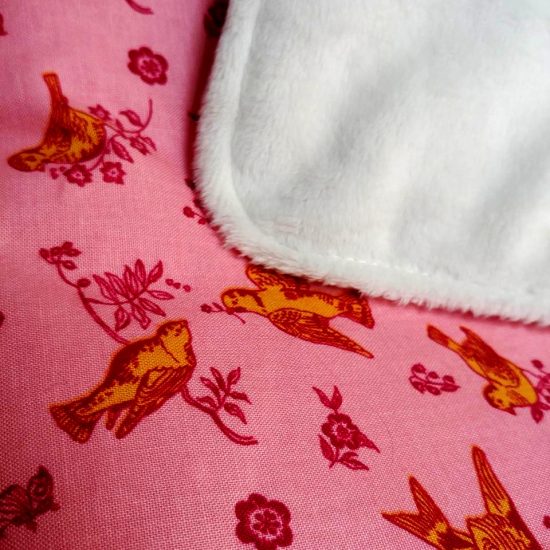 Couverture bébé polaire chaude tissu imprimé Nathalie Lété birds and love pour Free Spirit et tissu doudou minky