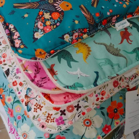 couverture bébé chaude tissu imprimé joyeux et coloré doublé tissu doudou polaire