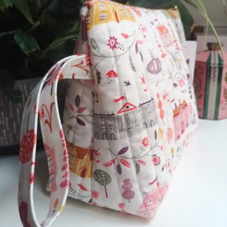 Trousse matelassée aux couleurs pastels en tissu coton imprimé maisons Dashwood Studio